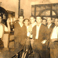 Tabernan, xx eta Jon Azpillaga kopa eusten. lagun taldea inguruan --