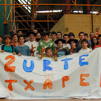 xdz4_arg/xdz4_arg/xdz4_arg_d/xdz4_arg_d290/bertso eskola argazkiak kronika/2002 eskolartekoa/Hernaniarrak txapeldun.jpg