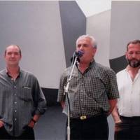 Jorge Oteizak bertsolaritzari dedikatutako eskulturaren aurrean. Imanol Lazkano  kantuan, aldamenean Andoni Egaña eta Sebastian Lizaso --