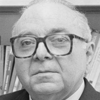 DEUSTU. Alfonso Irigoienen lehen planoa, liburuz betetako apalen aurrean --