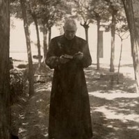 Areitio Aba (?) fraideak (jesuita) Alfonso Irigoieni bidalitako eskutitzearekin batera sartutako  argazkien kopia: karneteko argazkia eta gorputz osoko bat --