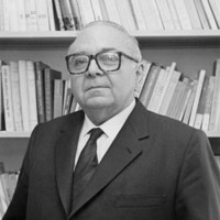 DEUSTU. Alfonso Irigoienen lehen planoa, liburuz betetako apalen aurrean --