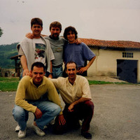 1992-93 inguruan, Aizarnazabalen pelota partidu baten aitzakian ezkerretik eta goitik  hasita kamerari begira: Mikel Mendizabal, Antton Kazabon, Jon Sarasua, behean makurtuta: Euzkitze eta  Jexux Murua  --