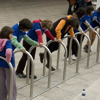 xdz4/xdz4_arg/xdz4_arg_d/xdz4_arg_d533/xdz4_arg_d533_Hasierako-Ginkana-pottokak-xexenak-jolasak/xdz4_arg_d533_Hasierako-Ginkana-pottokak-xexenak-jolasak_Eguerdian jolasean.jpg