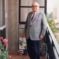 DEUSTU. Alfonso Irigoien etxeko balkoian --