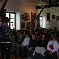 xdz4/xdz4_arg/xdz4_arg_d/xdz4_arg_d376/xdz4_arg_d376_Bertsulariak eskolarat 07.urruña/xdz4_arg_d376_Bertsulariak eskolarat 07.urruña_kristiñe eta publikoa.JPG