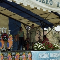 EUSKAL HERRIKO ESKOLARTEKO BERTSOLARI TXAPELKETA 2001 - Mungia