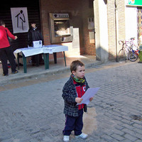 xdz4_arg/xdz4_arg/xdz4_arg_d/xdz4_arg_d474/xdz4_arg_d474_hainbat ekimen/xdz4_arg_d474_hainbat-ekimen_4 - azokan paperak saltzen 2007.jpg