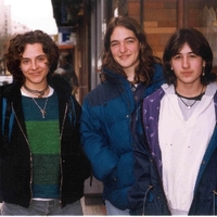 Hiru neskak plano amerikanoan kalean kamarai begira --