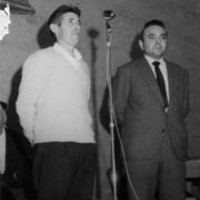 Oholtzan, Lazkao Txiki gorpuz osoz mikrofono aurrean kantuan. Aldamenean Alfonso  Irigoien gai-jartzailea --