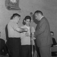 Oholtzan, xx eta Lazkao Txiki Alfonso Irigoien gai-jartzaileak eskainitako paperak  hartzen. --