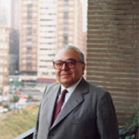 DEUSTU. Alfonso Irigoien etxeko balkoian, lehen planoa --