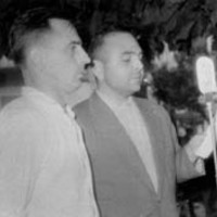 Patxi Etxeberria gorputz erdiz mikrofono aurrean, Alfonso Irigoien gai-jartzaileak dioenari  adi. --