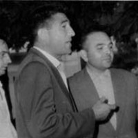 xx  gorputz erdiz mikrofono aurreankantuan. Aldamenean Alfonso Irigoien gai-jartzailea eta  atzean zutik Patxi Etxeberria --