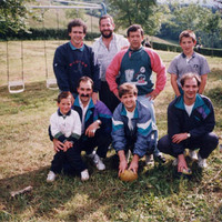 1992 inguruan, Azpeitian, Urraki mendiko elkarte batean kanpokaldean jolaslekuan. Goian eta  ezkerretik hasita, Iñaki Murua, Xebastian Lizaso, Anjel Larrañaga, Beñat Lizaso. Behean makurtuta, Millan  Telleria alabarekin, Mikel Mendizabal eta Andoni Egaña  --