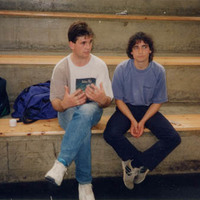 1992-93 inguruan, Aizarnazabalen frontoian harmailetan eserita, ezkerretik hasita: Mikel  Mendizabal eta Jon Sarasua  --