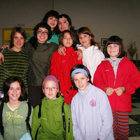 xdz4/xdz4_arg/xdz4_arg_d/xdz4_arg_d461/xdz4_arg_d461_Larraintzar-2008-05-31/xdz4_arg_d461_Larraintzar-2008-05-31_Bertso-eskolen-eguna/xdz4_arg_d461_Larraintzar-2008-05-31_Bertso-eskolen-eguna_erika ta bere neskak.jpg