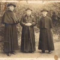 Resurrección Maria de Azkue zutik bi apaizen artean, eskutitz batetan bidalitako argazkia. --