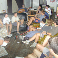 xdz4_arg/xdz4_arg/xdz4_arg_d/xdz4_arg_d290/bertso eskola argazkiak kronika/Udalekuak/Eñaut gitarrarekin.jpg