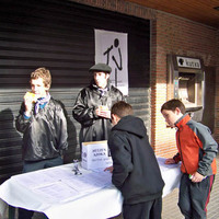 xdz4_arg/xdz4_arg/xdz4_arg_d/xdz4_arg_d474/xdz4_arg_d474_hainbat ekimen/xdz4_arg_d474_hainbat-ekimen_1 - azokan paperak saltzen 2007.jpg