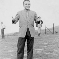 GORLA MENDIA. Gorlako erromerian, Alfonso Irigoien gorputz osoz, eta lagun taldea  dantzan --