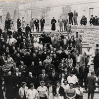 ARANTZAZU. Arantzazuko eskaileretan ateratako taldeko argazkia.   --