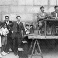 xdz4/xdz4_arg_d/xdz4_arg_d047/xdz4_arg_d047_Uztapide eta Basarri taula gainean.jpg