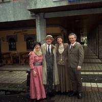 Andoni Egaña eta Iñaki Murua bi emakumeekin elegante jantzita Azpeitiko ihauterietan --