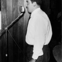 Imanol Lazkano, gorputz erdiz, mikrofono aurrean perfilez. --