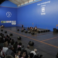 Bertso saioa Iurretako frontoian