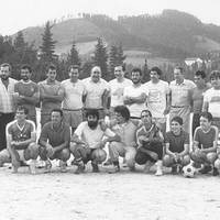 Antzuola, bertsolari eta bertsozaleen arteko futbol partidua -