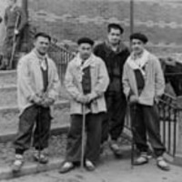 Santa Eskea. AGEDA-DEUNA ESKEA. Imanol Lazkano Santa Eskean, beste hiru lagunekin.  Argazkiaren atzekaldean:  