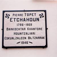 -  PIARRES TOPET ETXAHUN.