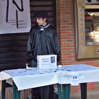 xdz4_arg/xdz4_arg/xdz4_arg_d/xdz4_arg_d474/xdz4_arg_d474_hainbat ekimen/xdz4_arg_d474_hainbat-ekimen_3 - azokan paperak saltzen 2007.jpg