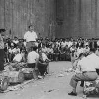 Zumarragako frontoian, entzuleria inguruan, trontzo-zerran egin ostean xx kantuan eta Lazkao  Txiki aldamenean --