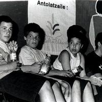 xdz4/xdz4_arg/xdz4_arg_d/xdz4_arg_d119_Eskolartekoak II/xdz4_arg_d119_Anaderako_Eskolartekoak II_Bixkiak Beasainen 01.jpg