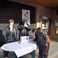 xdz4_arg/xdz4_arg/xdz4_arg_d/xdz4_arg_d474/xdz4_arg_d474_hainbat ekimen/xdz4_arg_d474_hainbat-ekimen_2 - azokan paperak saltzen 2007.jpg