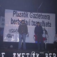 xdz4/xdz4_arg/xdz4_arg_d/xdz4_arg_d132/xdz4_arg_d132_2002-04-00 sariketa plazatik gaztetxera - IRATI/xdz4_arg_d132_2002-04-00_Sariketa plazatik gaztetxera - IRATI_Bertsoak Lazkano Xabi (1).jpg