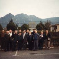 ONOMASTIKA BATZORDEA. Onomastikako karpetatik hartutako argazkien kopia:  Bildutakoen taldeko argazkia eta bazkaritako argazkia, Alfonso Irigoien. --